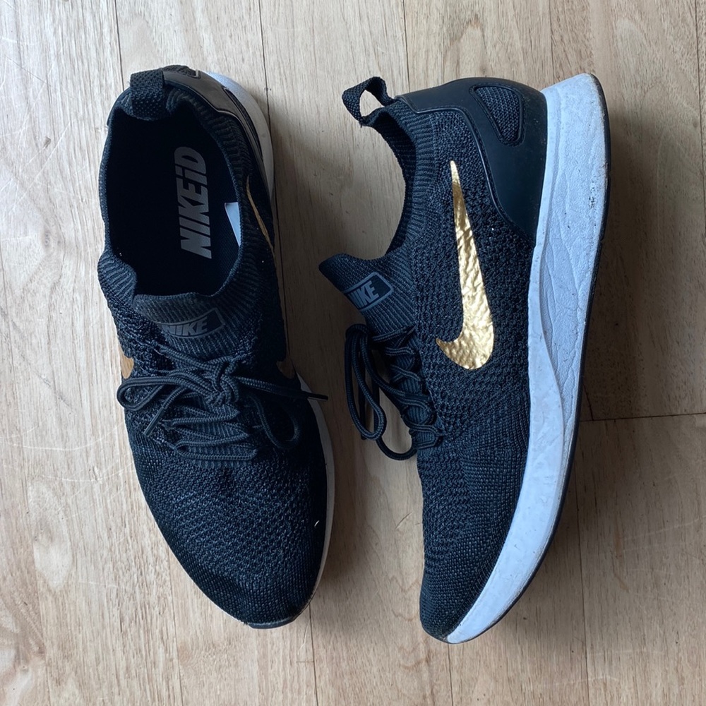 Nike mens size 10 black and gold shoes